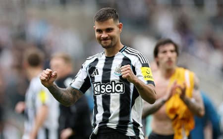 Bruno Guimarães em ação pelo Newcastle (Foto: Reprodução/X)