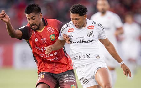 Rony durante a partida entre Cuenca e Santos