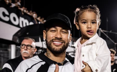 Neymar e Mavie na Vila Belmiro