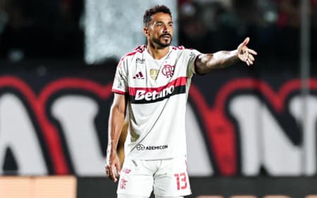 Danilo em campo contra o Vitória (Foto: Gilvan de Souza/Flamengo)