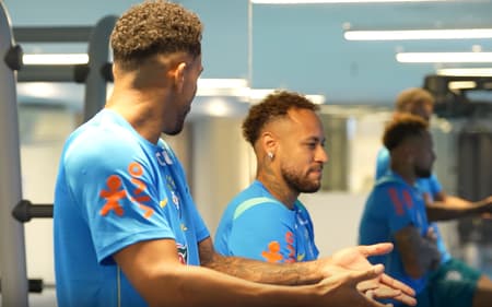 Neymar faz exercícios na academia do CT da Seleção Brasileira (Foto: Reprodução)