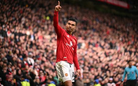 Casemiro comemora gol do Manchester United sobre o Aston Villa, pela Premier League