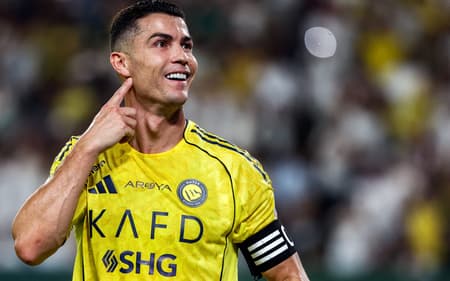 Cristiano Ronaldo coloca a mão ouvido ao comemorar o gol marcado com a camisa do Al-Nassr