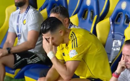 Cristiano Ronaldo lamenta gol sofrido pelo Al-Nassr após falha de Bento, da Seleção Brasileira (Foto: Reprodução/GOAT)