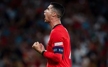 Cristiano Ronaldo defendendo Portugal contra Escócia na Liga das Nações 2024.