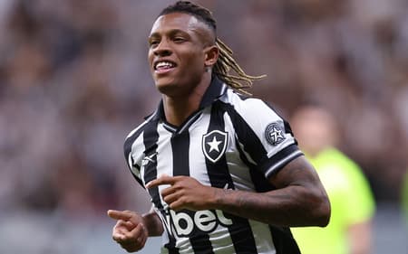 Danilo, alvo do Palmeiras, durante partida pelo Botafogo