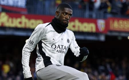 Dembelé se aquece para jogo do PSG