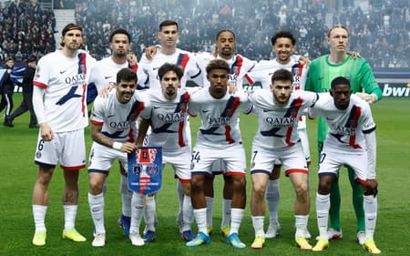 Elenco do PSG perfilado antes de jogo