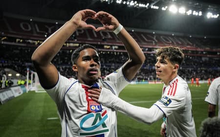 Endrick celebra gol marcado pelo Lyon sobre o Laval, na Copa da França