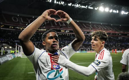Endrick celebra gol marcado pelo Lyon sobre o Laval, na Copa da França