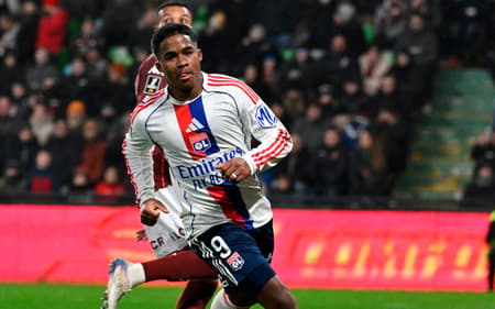 Endrick celebra gol marcado pelo Lyon sobre o Metz, pela Ligue 1