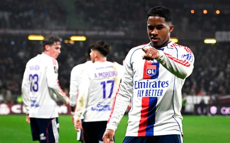 Endrick comemora seu segundo gol marcado pelo Lyon sobre o Metz, pela Ligue 1
