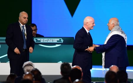 Atitude de presidente da federação palestina com dirigente de Israel gera tensão na Fifa (Foto: Don MacKinnon / AFP)