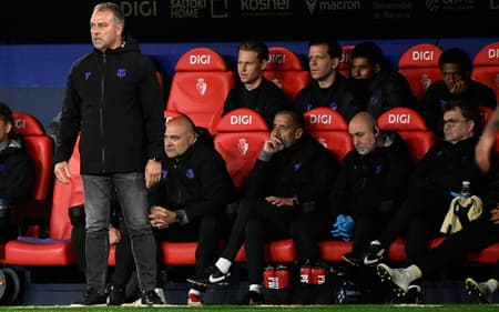 Hansi-Flick durante a vitória do Barcelona sobre o Osasuna, pela La Liga