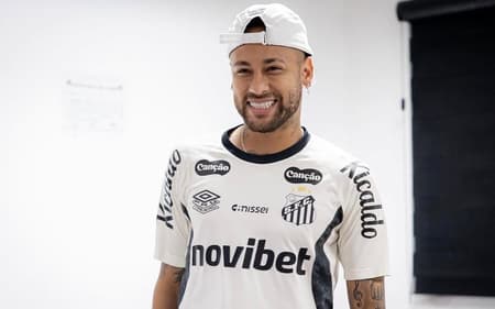 Neymar faz discurso no CT do Santos