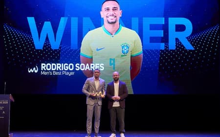 Tricampeão mundial pela seleção, Rodrigo, do Flamengo, é eleito o melhor do planeta no futebol de areia