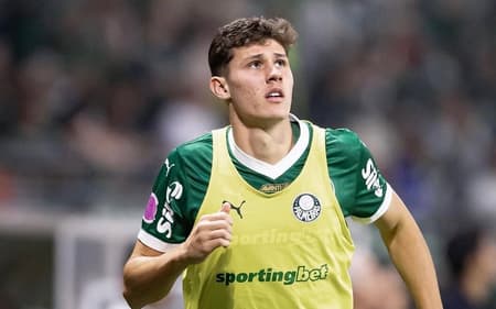 Benedetti, zagueiro do Palmeiras, com colete amarelo dos reservas