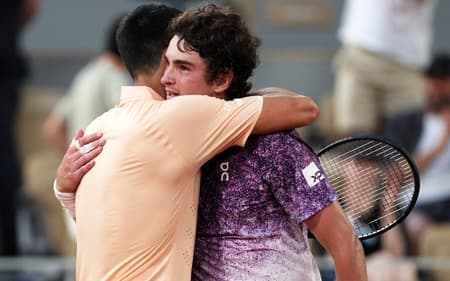 João Fonseca cumprimentando Djokovic