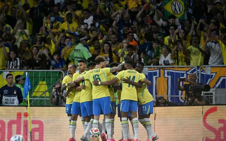 Jogadores do Brasil comemorando o gol de Vini Jr no Maracanã