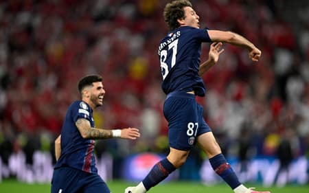 João Neves comemora conquista do título da Champions League do PSG sobre o Arsenal