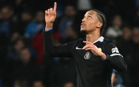 Com dois gols de João Pedro, o Chelsea venceu o Napoli por 3 a 2 pela Champions League (Foto: Alberto PIZZOLI / AFP)