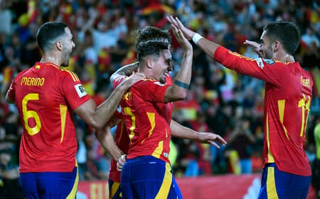 Jogadores da Espanha comemorando o gol marcado contra a Geórgia.