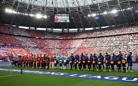 Jogadores de Arsenal e PSG perfilados antes da final da Champions League