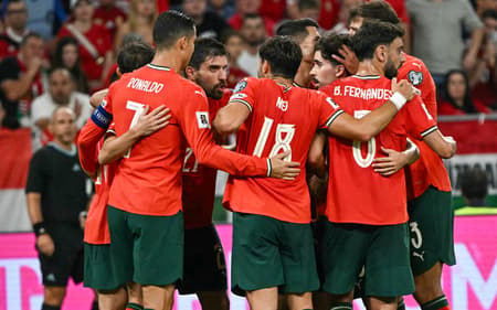 Jogadores de Portugal comemoram gol marcado