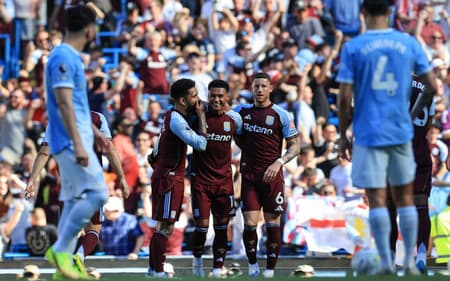 Jogadores do Aston Villa comemoram gol contra o Manchester City, em jogo pela Premier League