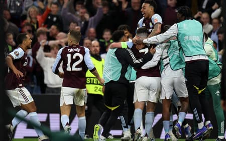 Jogadores do Aston Villa comemoram gol sobre o Nottingham Forest, pela Europa League
