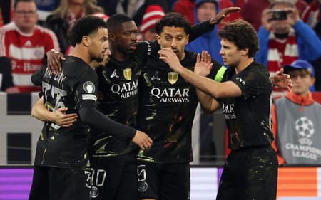 Jogadores do PSG comemoram gol de Dembélé sobre o Bayern, na semifinal da Champions League