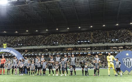 Jogadores entrada em campo Arena MRV (Foto: Pedro Souza / Atlético)