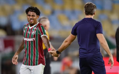 John Kennedy e Zubeldía se cumprimentam durante Fluminense x São Paulo (Foto: Marcelo Gonçalves / Fluminense FC)