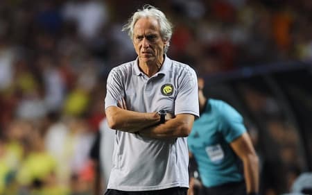 Jorge Jesus observa jogo entre Al-Nassr e Al-Ittihad, pela Supercopa Saudita
