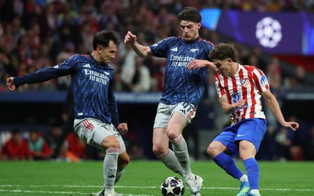 Julián Álvarez disputa bola com Rice e Zubimendi em Atlético de Madrid x Arsenal, pela Champions League