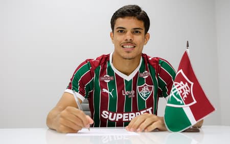 Julio Fidelis assina renovação com o Fluminense