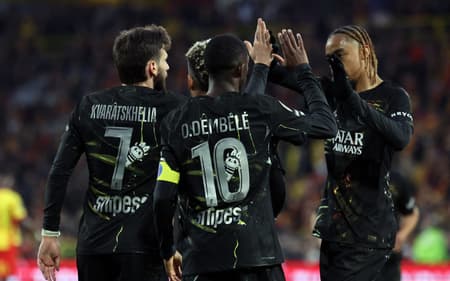 Kvaratskhelia é festejado pelos colegas de PSG ao abrir o placar contra o Lens