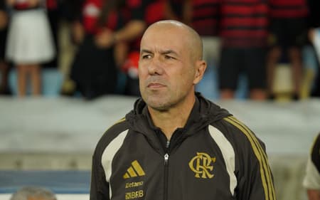 Leonardo Jardim observando o campo em Flamengo x Palmeiras