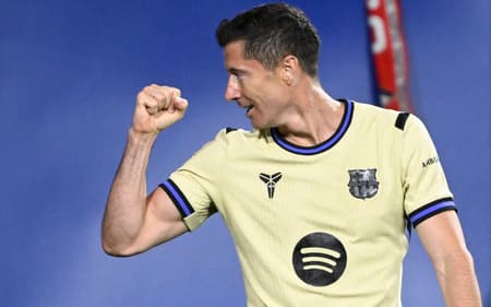 Lewandowski celebra gol do Barcelona sobre o Osasuna, pela La Liga