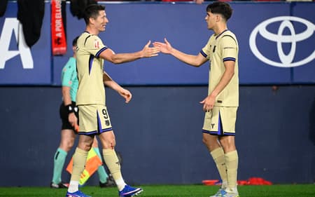 Lewandowski comemora gol do Barcelona sobre o Osasuna, pelo Campeonato Espanhol