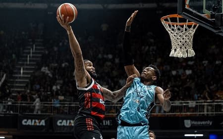 Cummings e Buiú travam disputa no jogo 4 de Brasília x Flamengo pelas quartas de final do NBB 25/26 (Foto: Matheus Maranhão / CAIXA Brasília)