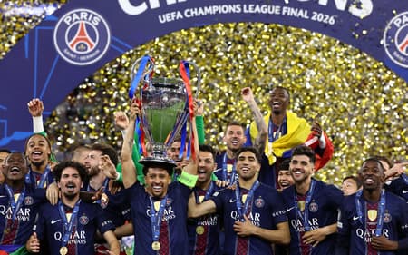 Marquinhos ergue taça de campeão da Champions League com a equipe do PSG