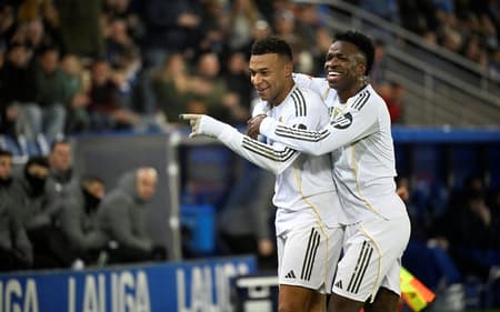 Mbappé e Vini Jr comemoram gol do Real Madrid contra o Alavés
