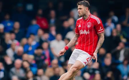 Morato em ação pelo Nottingham Forest