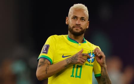 Neymar com a camisa da Seleção Brasileira mostra o escudo da CBF