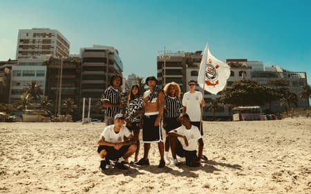 O Corinthians estreia a camisa II no dia 10 de maio, no clássico contra o São Paulo (Foto: Divulgação)