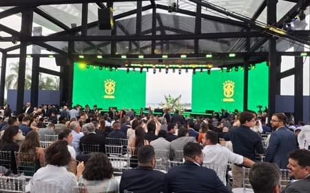 Palco onde Ancelotti anunciou a convocação da Seleção Brasileira para a Copa do Mundo (Foto: Marcio Dolzan / Lance!)