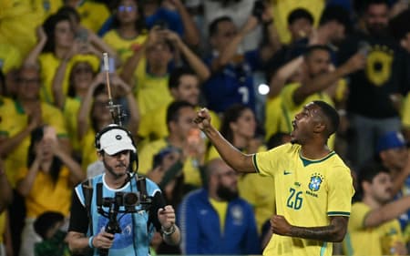 Rayan celebra seu primeiro gol pela Seleção Brasileira