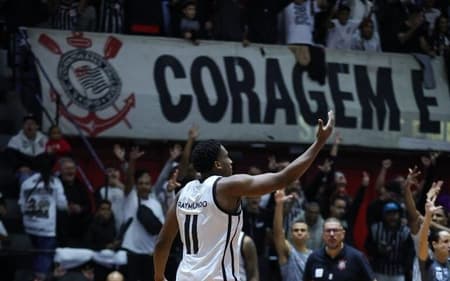 Raymundo em jogo 2 da semifinal do NBB (Foto: Beto Miller / Corinthians)