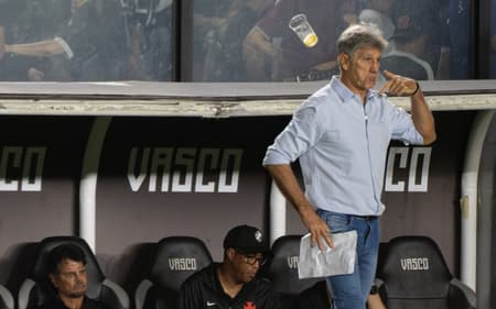 Renato Gaúcho é xingado e atingido por copos vindo das arquibancadas do Vasco